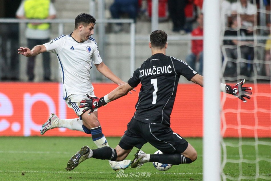 荷兰后卫在 荷兰后卫在